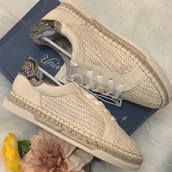 FIRM! ☘️DEAL OF DAY Shaelyn Sneakers - Picture 3 of 6